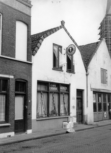 847886 Gezicht op de voorgevel van café 't Vissertje (Bolensteinsestraat 12) te Maarssen, dat gerestaureerd gaat worden.